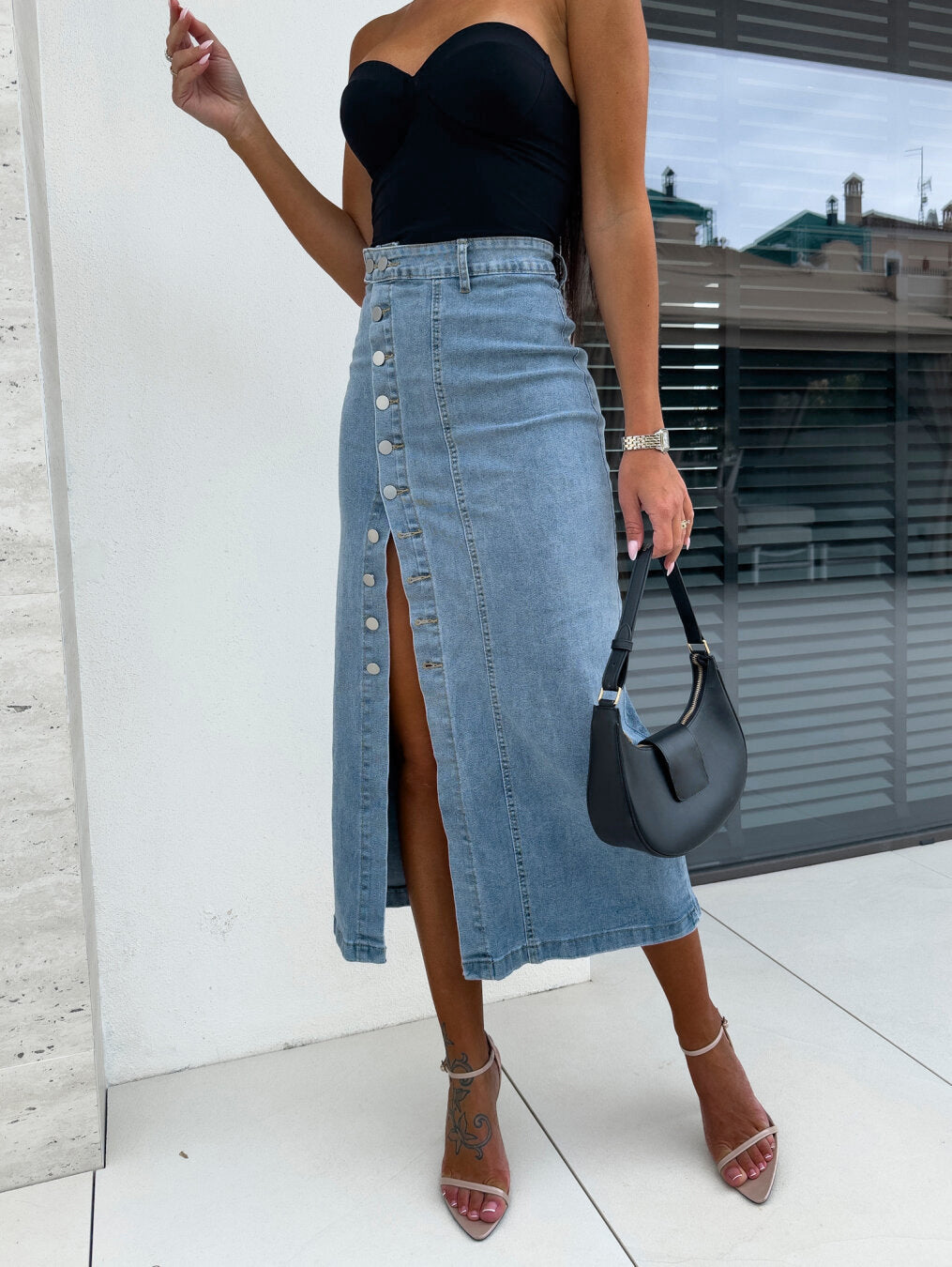 Dame Denim-Midiro skirt med siden knapdetaljer og høj slids Stilla