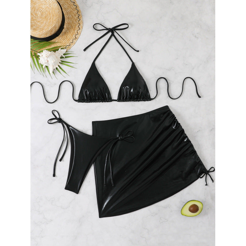 Dame bikini-sæt med skinnende trekant-top og fashionable indpakningsskørt Stilla