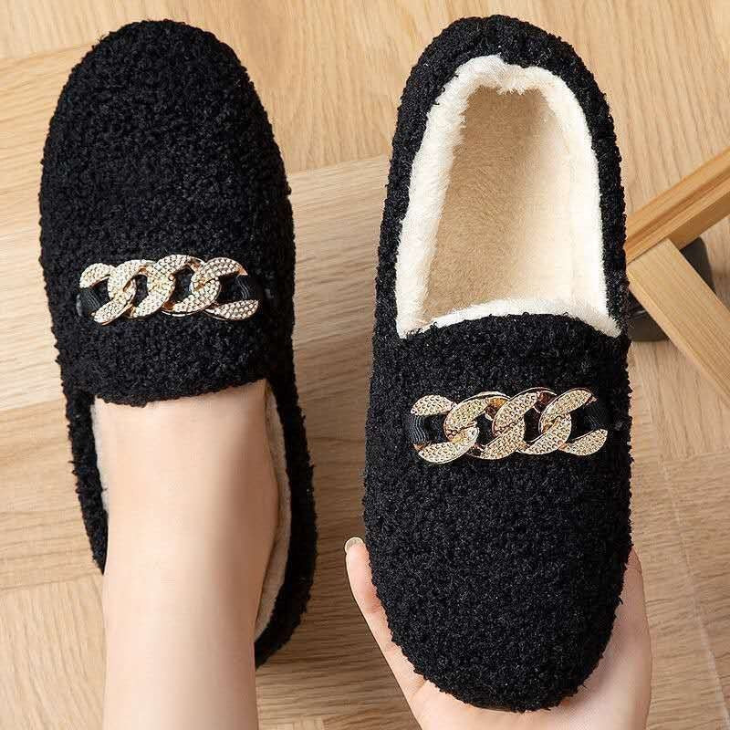Femme Cozy Plush Slide Hjemmesko med elegant kædedetalje Stilla