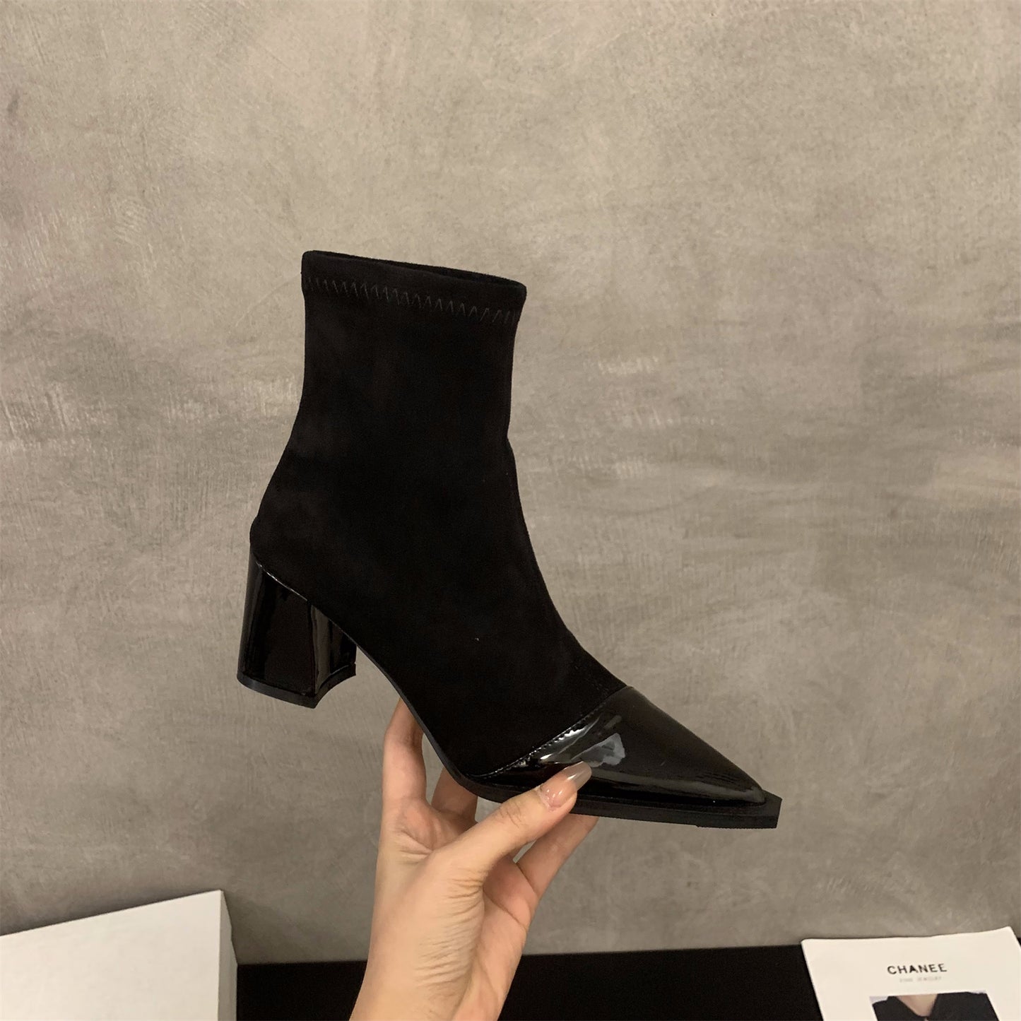 Dame Elegante Suede Ankelstøvler med Glinsende Læderdetalje Stilla