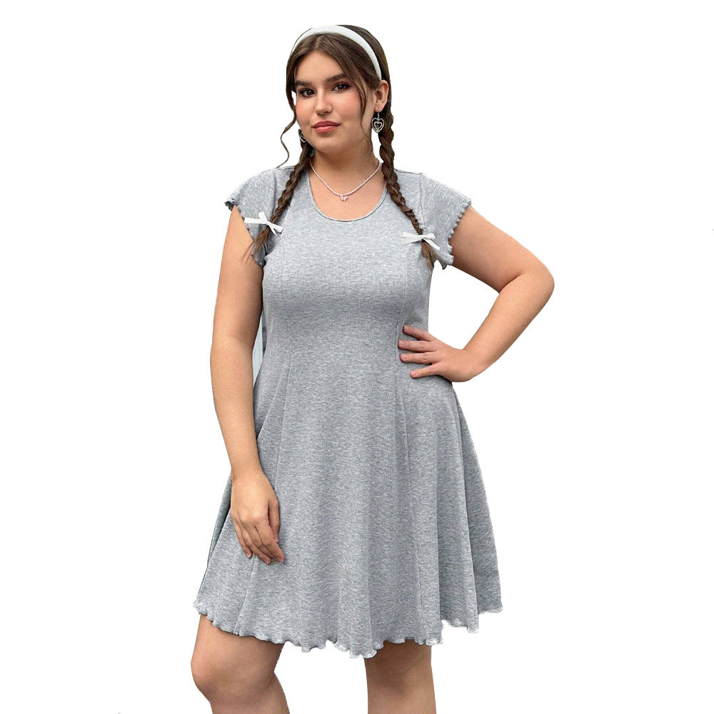 Dame afslappet crossover-kjole med legende flæsedetaljer og rund halsudskæring Stilla