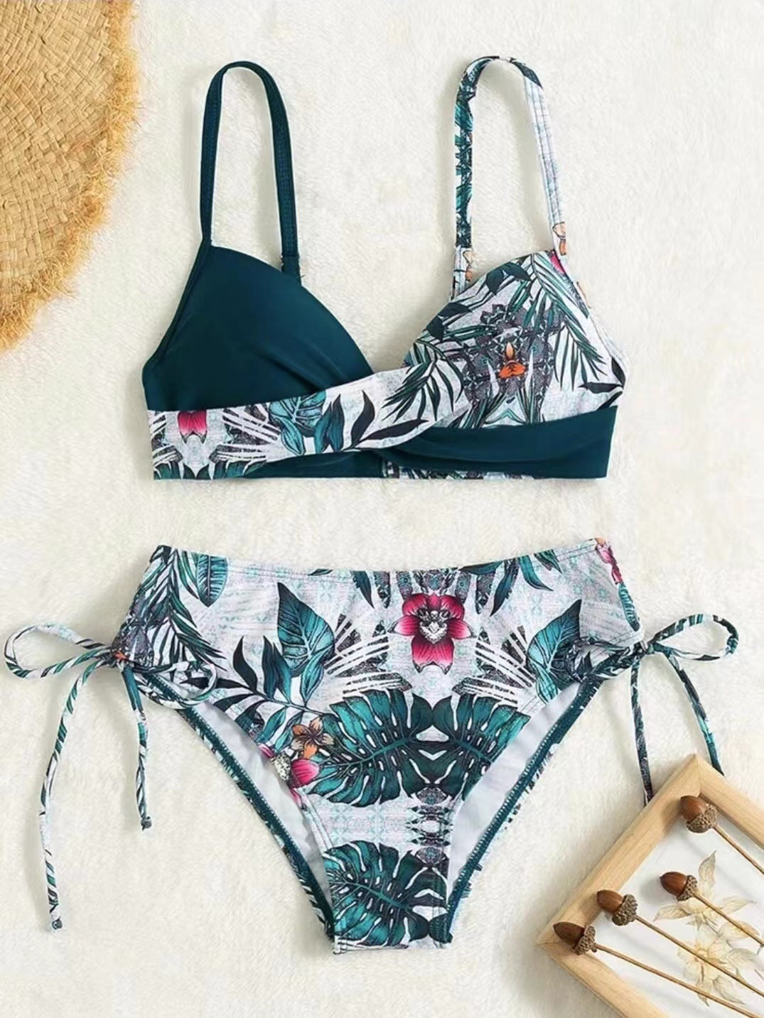 Dame Bikini-sæt med elegant wrap-effekt og blomsterdesign Stilla