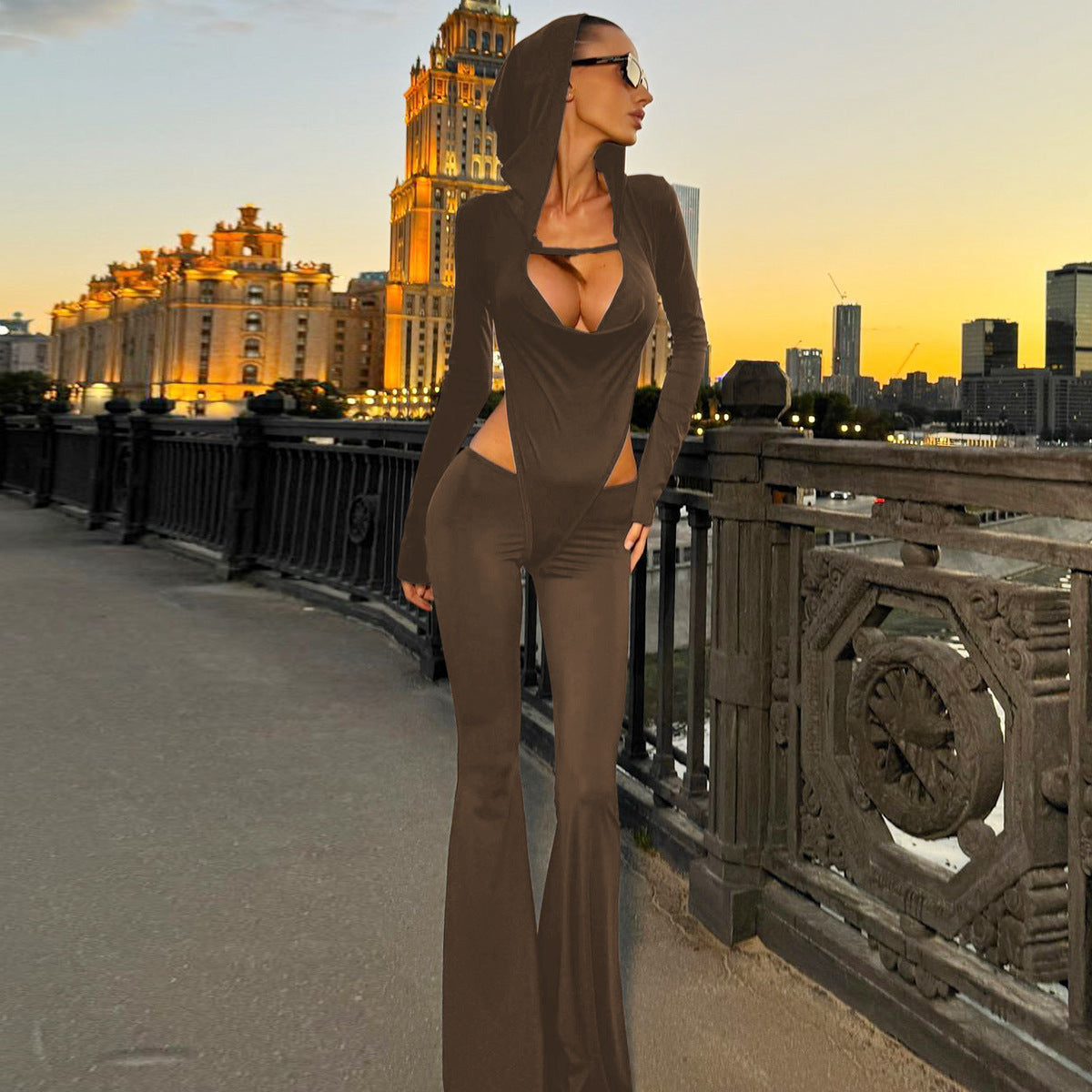 Dame figurtilpasset jumpsuit med innovativt cut-out-design og elegant hættemateriale Stilla