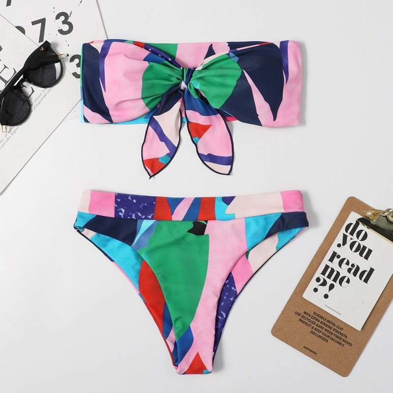 Dame Bandeau-bikini-sæt med legende knude-detail og farverigt design Stilla