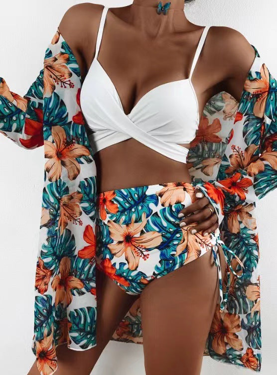Damebikini med blomsterprint indpaknings-kimono og højtskåret trusser Stilla