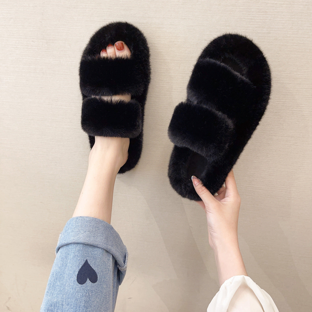 Dame plysch pantofler med elegant krydsrem design Stilla