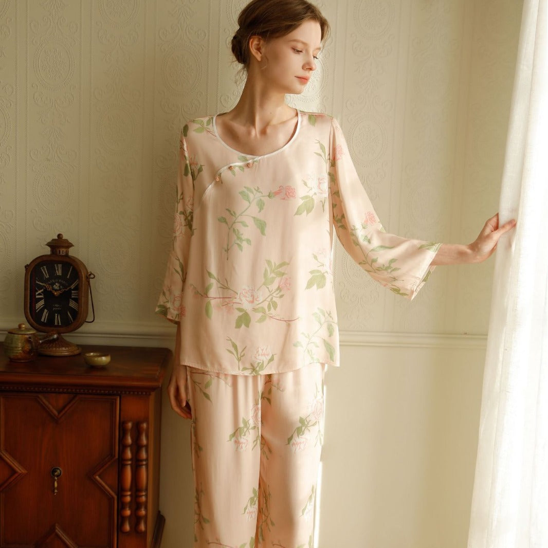 Dame pyjamasæt med elegant blomsterdesign og løs pasform Stilla