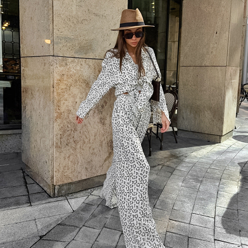 Dame jumpsuit med moderne leopardmønster og elegant taljering Stilla