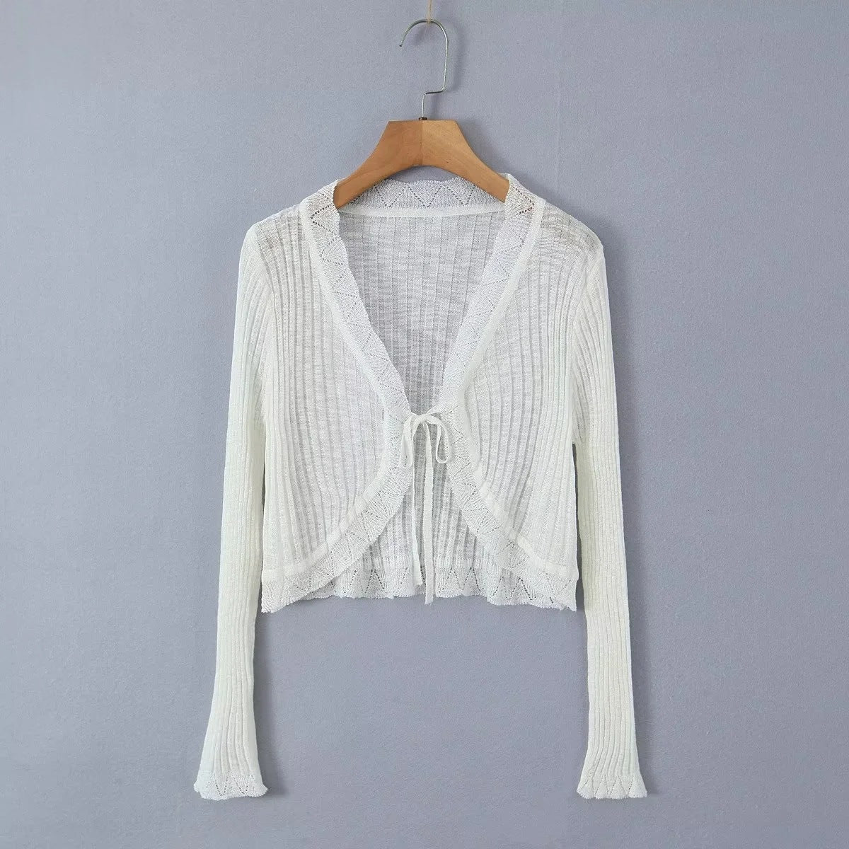 Dame cropped strikjakke med fint ribdesign og sarte spidsdetaljer Stilla