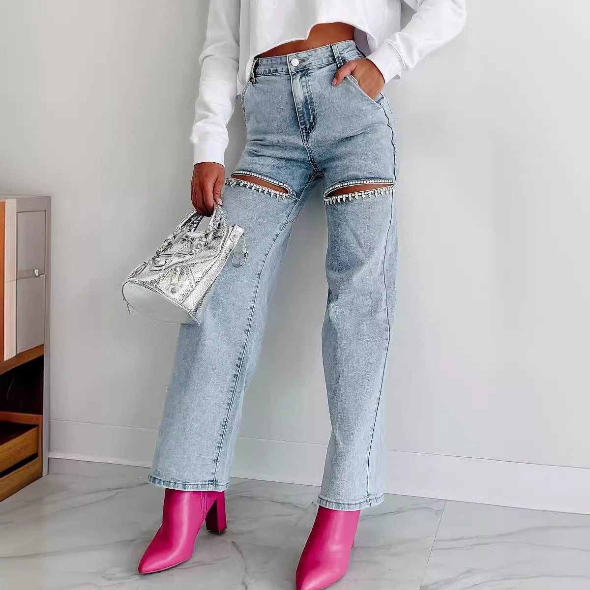 Dame brede jeans med moderigtige cut-outs og dekorative kæder Stilla