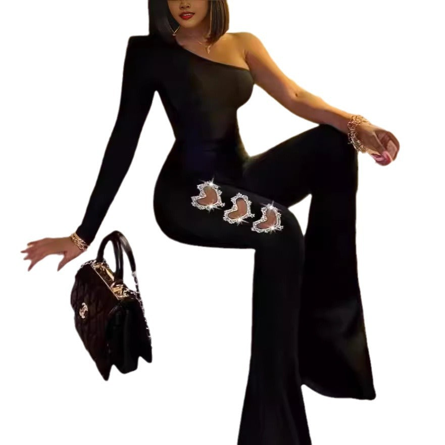 Dame jumpsuit med asymmetrisk snit og glitrende applikationer Stilla