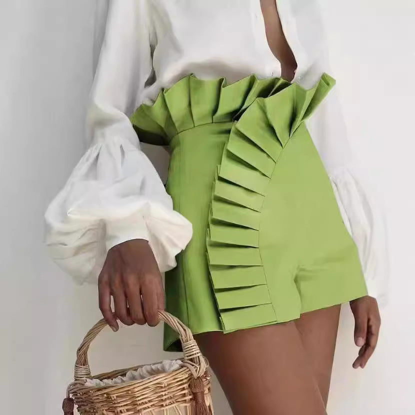 Dame shorts med flæse detaljer og asymmetrisk snit Stilla