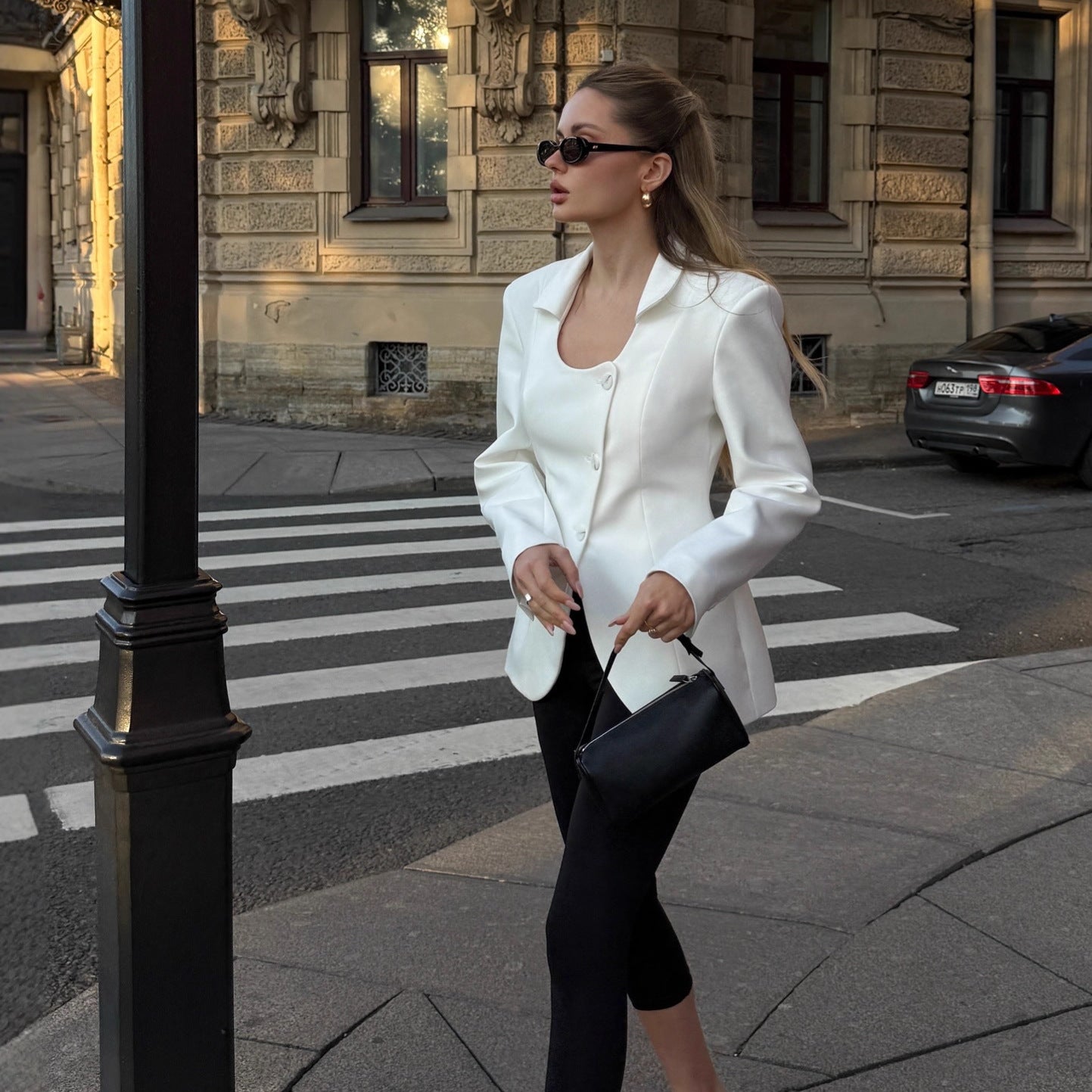 Dame elegant blazerjakke med figursyet snit og moderne knapdetaljer Stilla