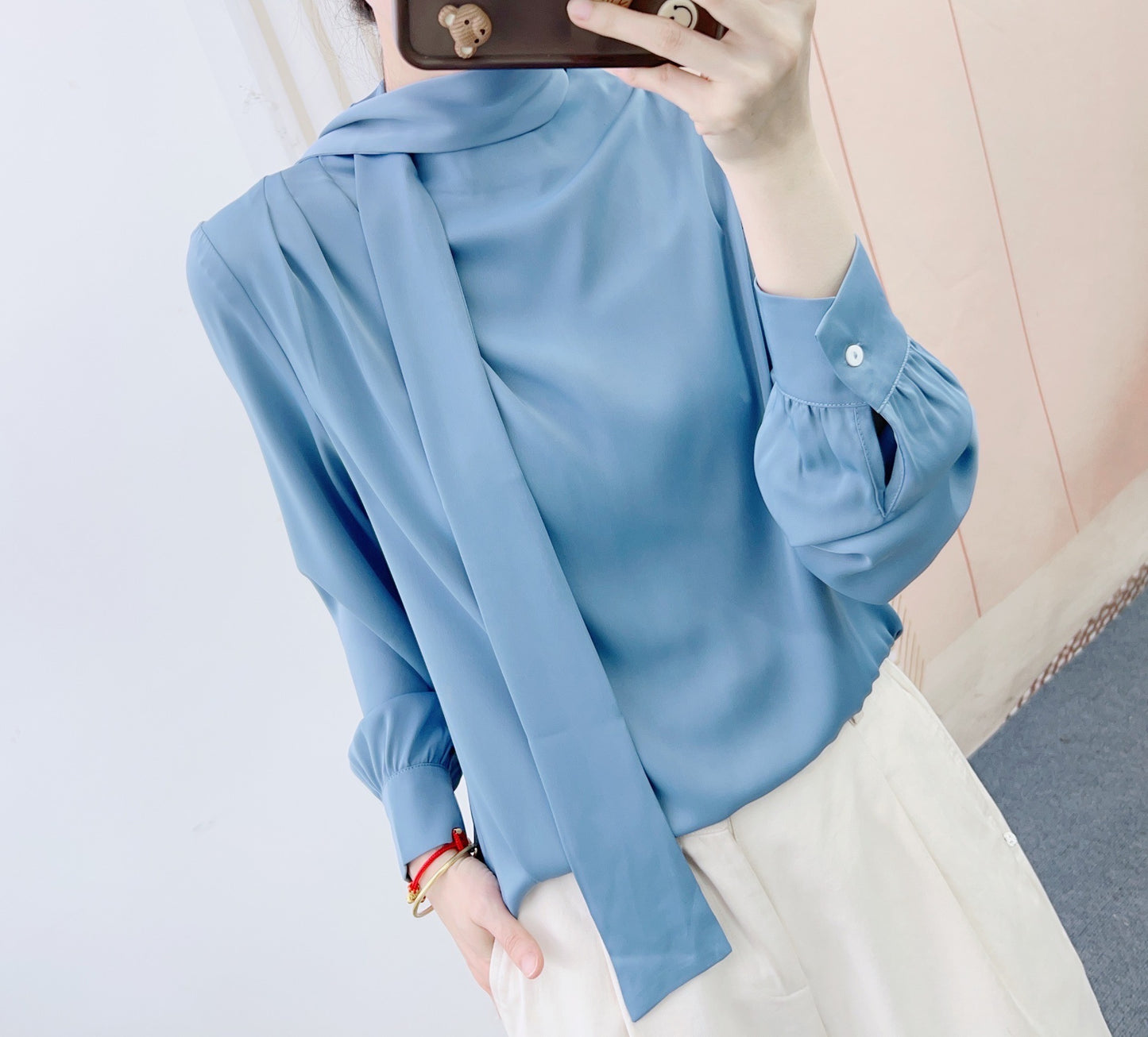 Dame elegant bluse med moderigtig bånd og voluminøse ærmer Stilla