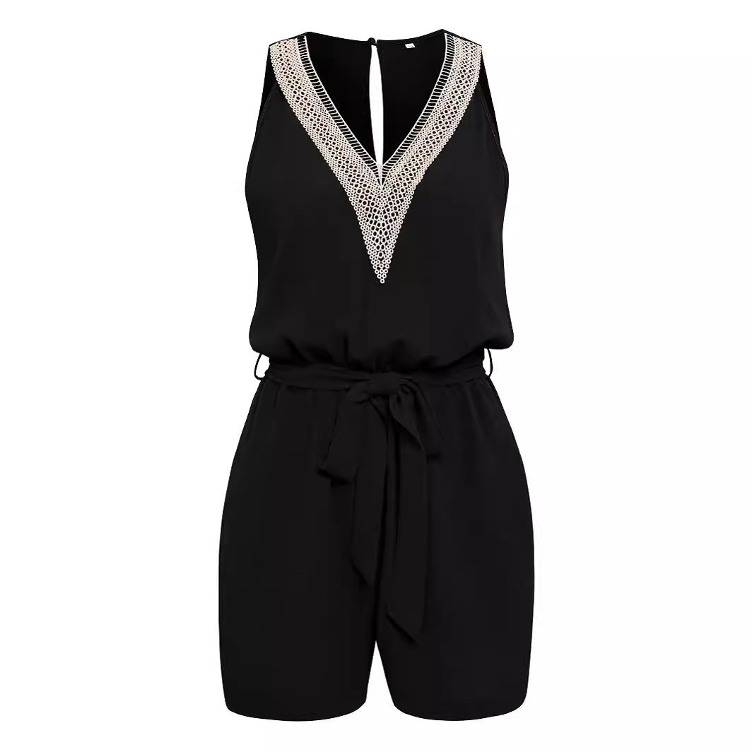 Dame afslappet jumpsuit med fint spidsedetalje og taljerbar talje Stilla