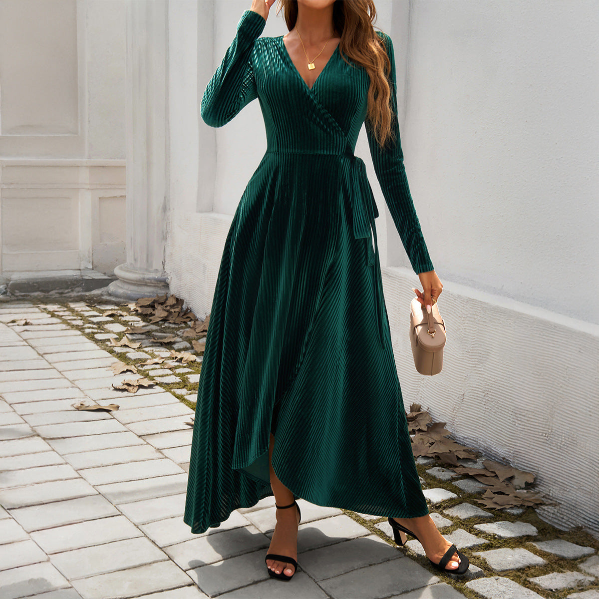 Dame Maxikjole med chic indpakningsdesign og elegant glans Stilla