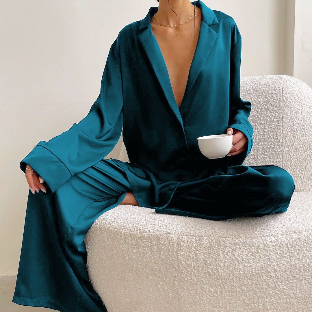 Dame Satin Pyjama-sæt med elegant V-udskæring og brede ben Stilla