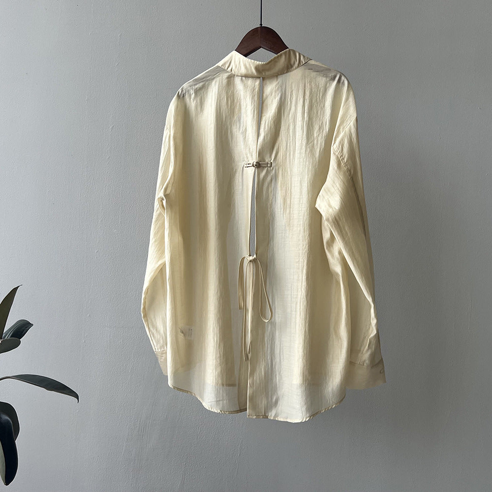 Dame afslappet bluse med dekorativt bindebånd og innovativ detalje på ryggen Stilla