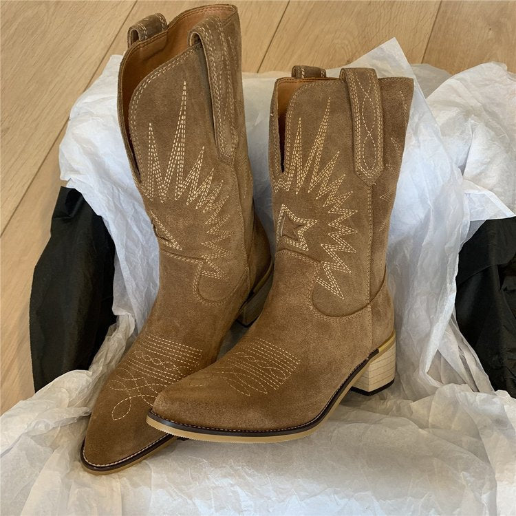 Dame Cowboystøvler i blødt ruskind med kunstneriske broderier Stilla