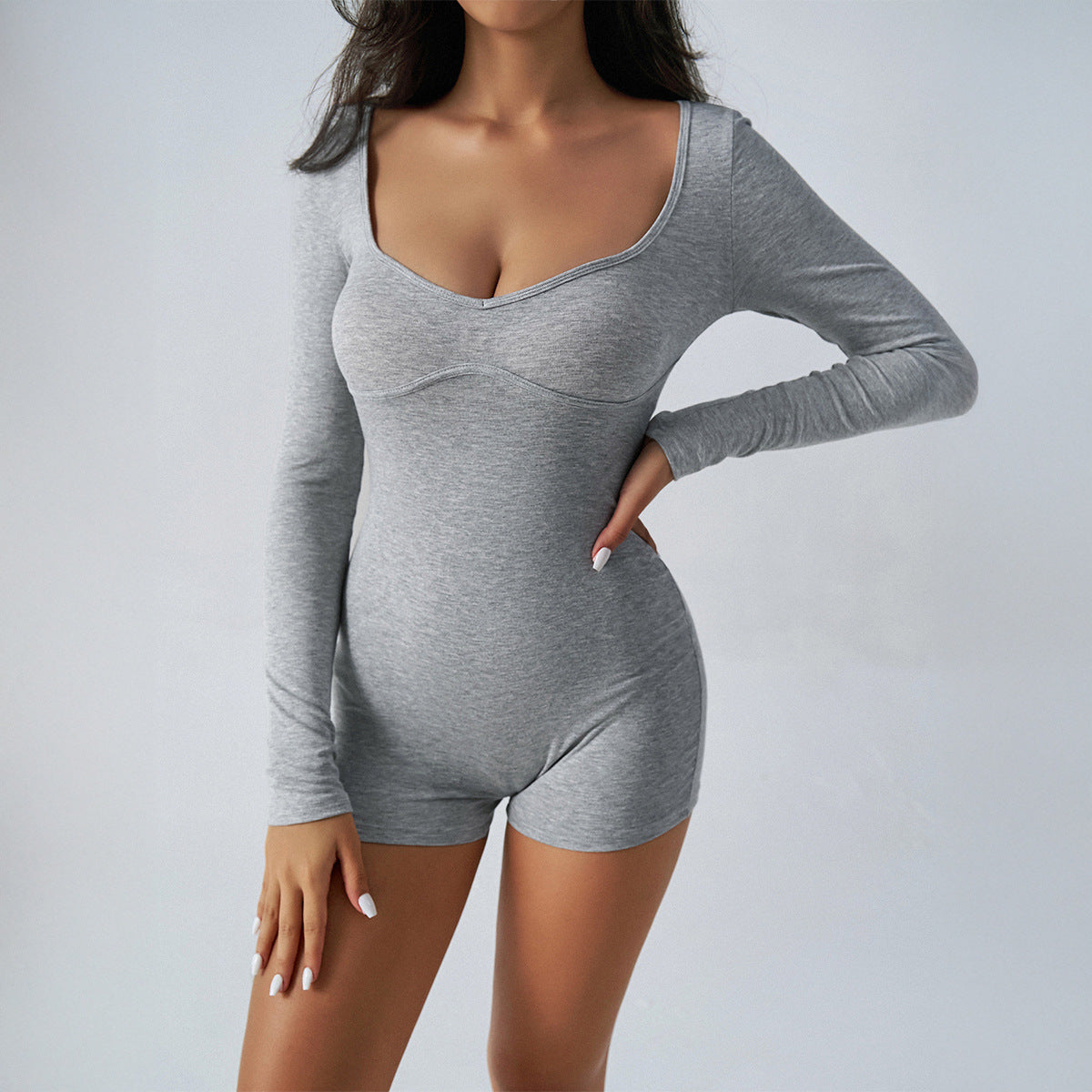Damer langærmet jumpsuit med figursøgende design og elegant V-hals Stilla