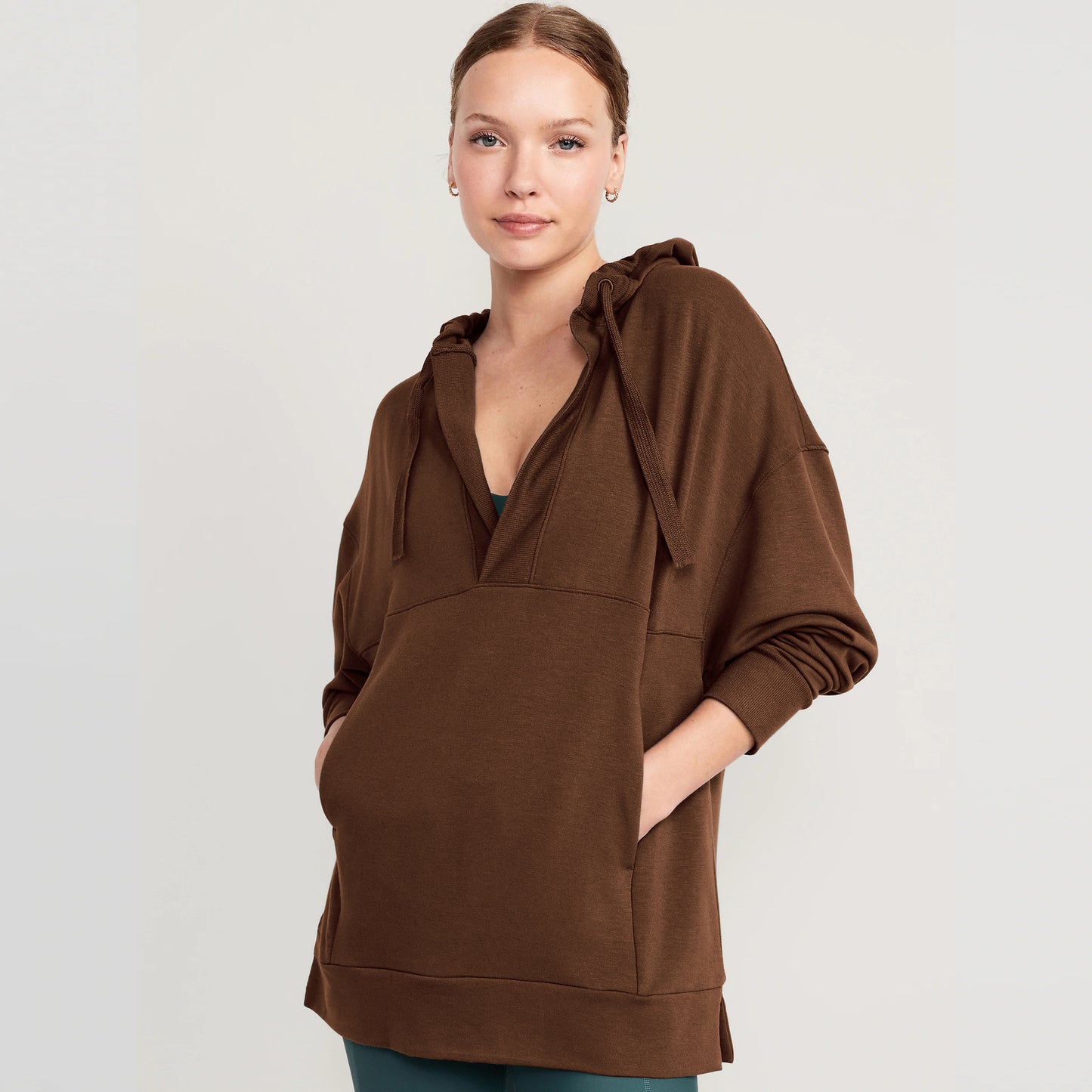 Dame afslappet hættetrøje med dyb V-hals og vide ærmer Stilla