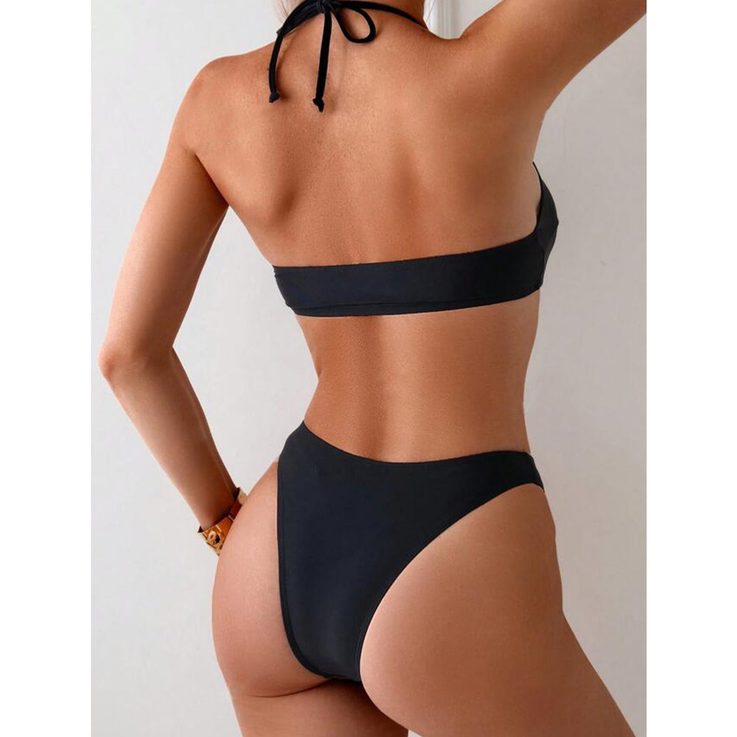 Damebikini med moderigtigt design og elegante spænder Stilla