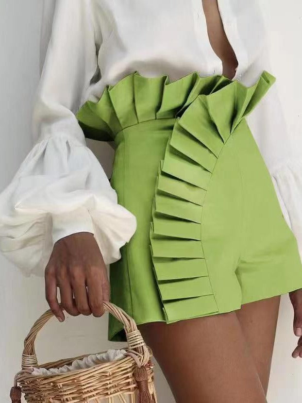 Dame shorts med flæse detaljer og asymmetrisk snit Stilla