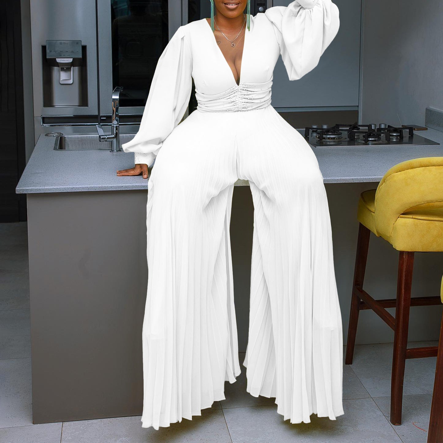 Dame Elegant Plisseret Jumpsuit med dyb V-udskæring og glitrende taljedetalje Stilla