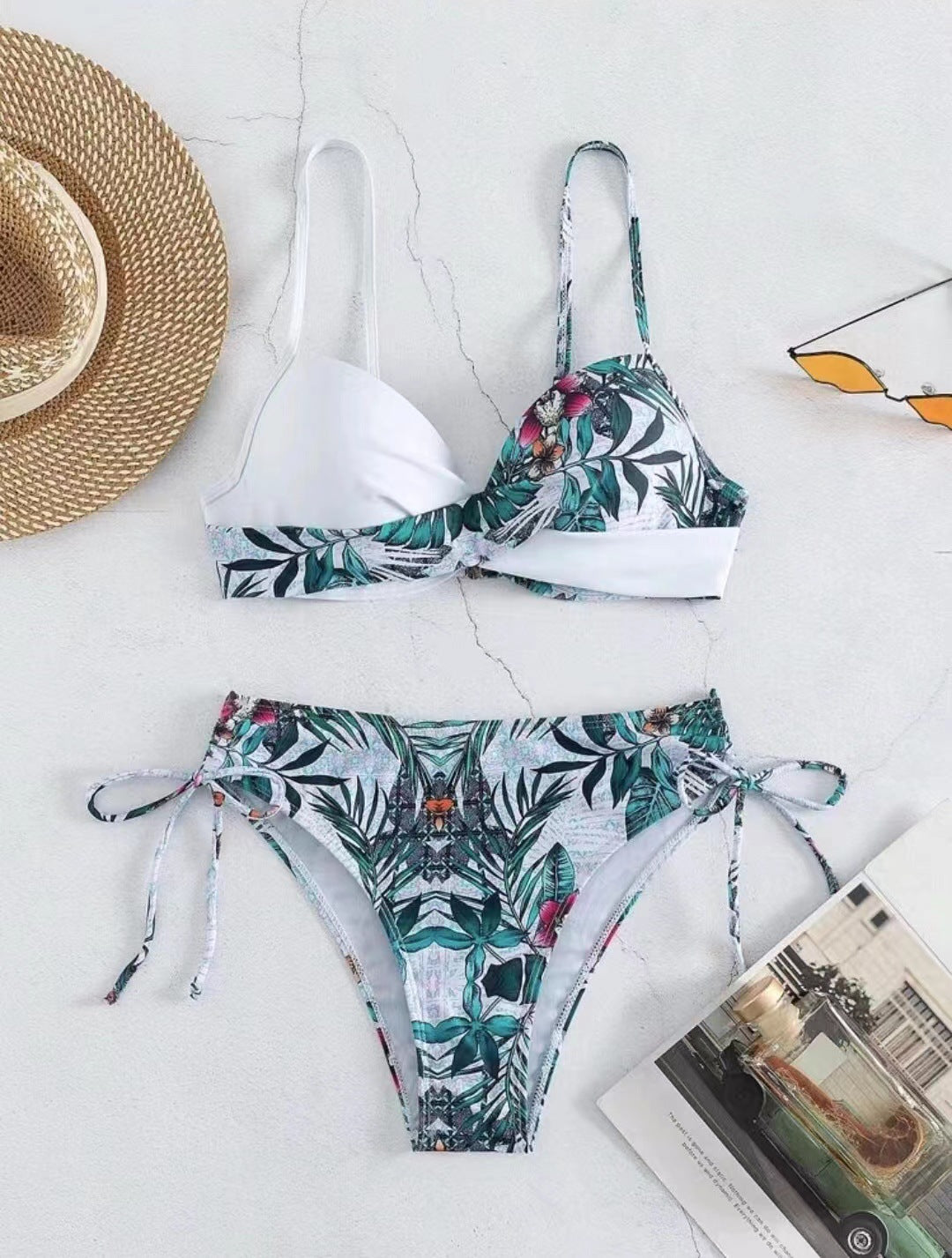 Dame Bikini-sæt med elegant wrap-effekt og blomsterdesign Stilla
