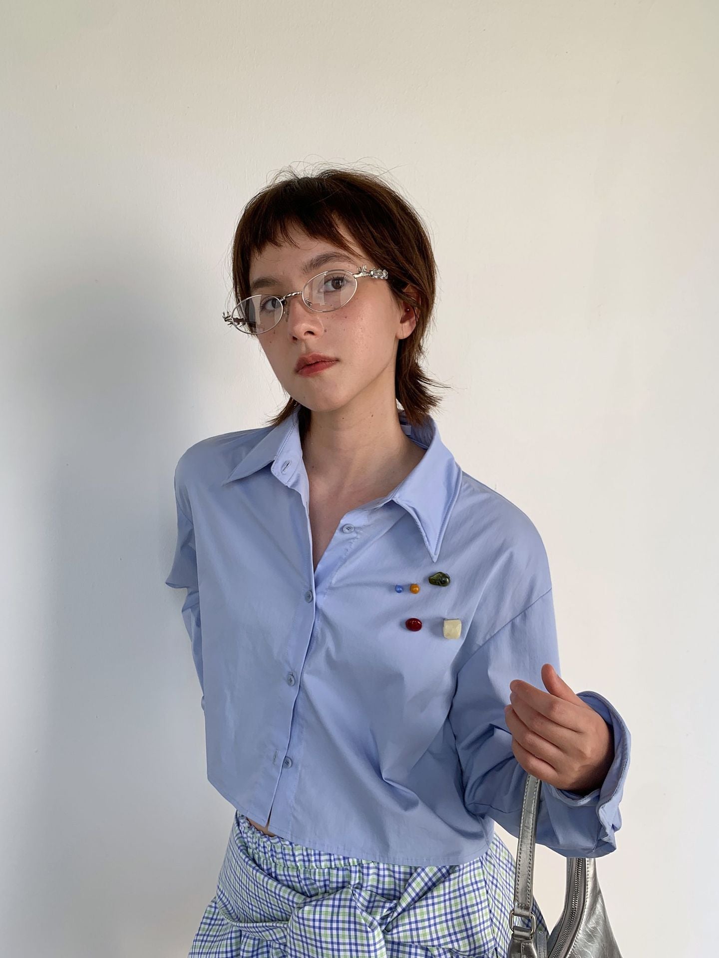 Dame cropped skjorte bluse med moderne knapdetaljer Stilla