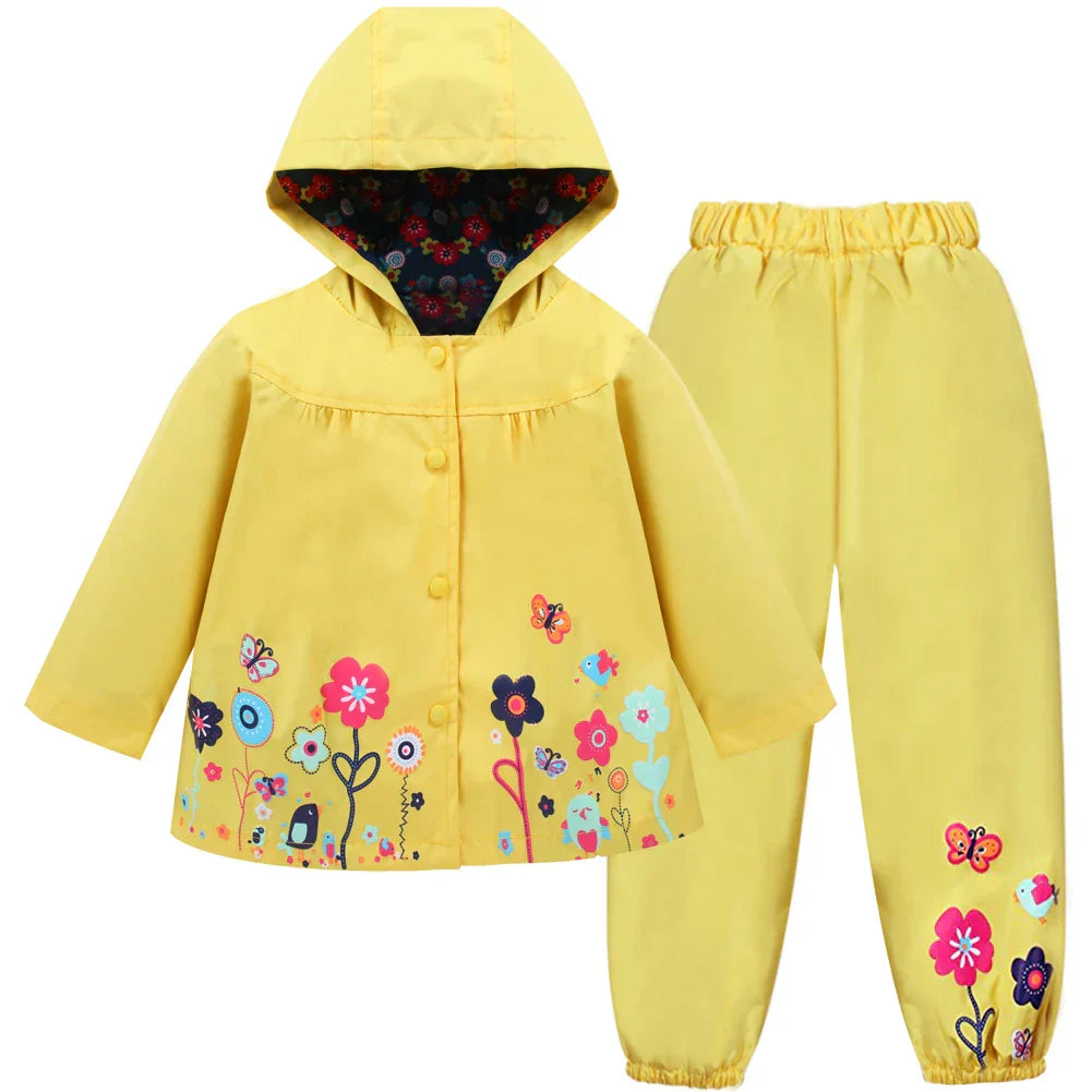 Stilla | Vand- og vindtæt børnesæt med blomsterprint, hætte og knapstolpe