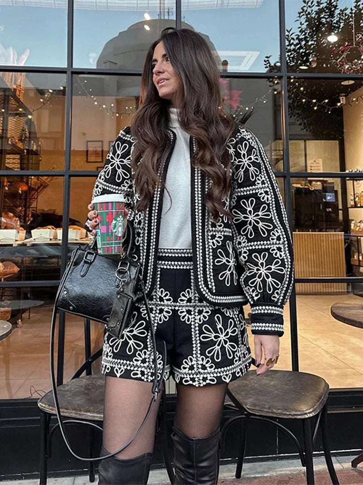 Stilla | Fabuløs Kappe Med Tryk og Elegante Korte Outfits