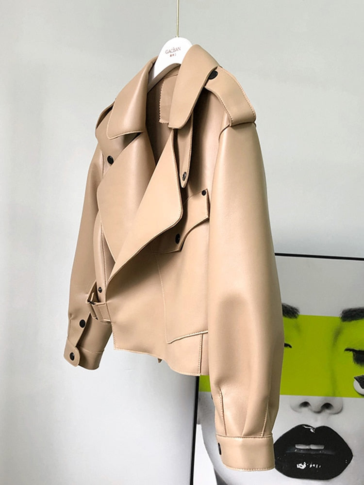Stilla | kort læder trenchcoat til moderne kvinder