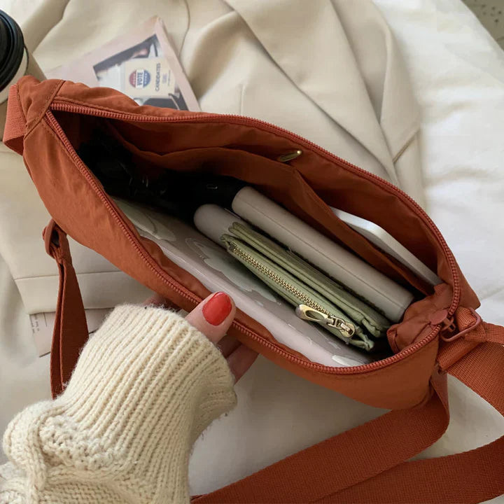 Stilla | Halvmåne crossbody taske med blomstermønster