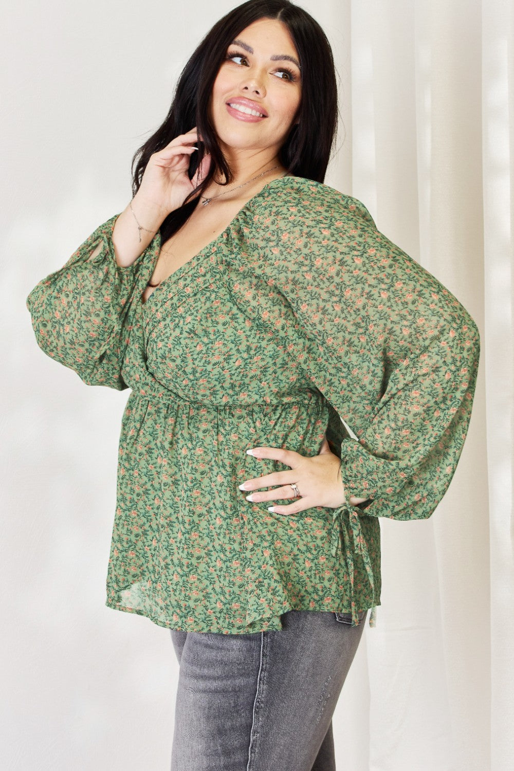Stilla | Fuldt Størrelse Blomstret Surplice Peplum Bluse