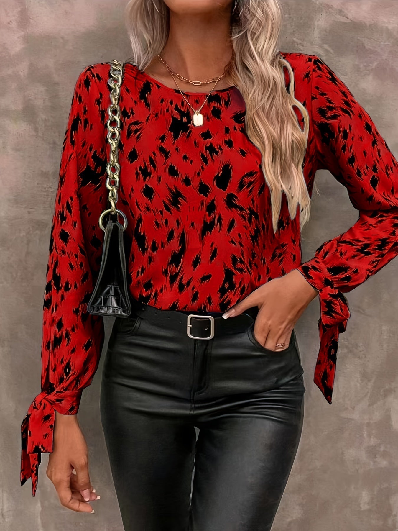 Stilla | Elegant Bluse Med Lange Ærmer Og Bundet Manchetter