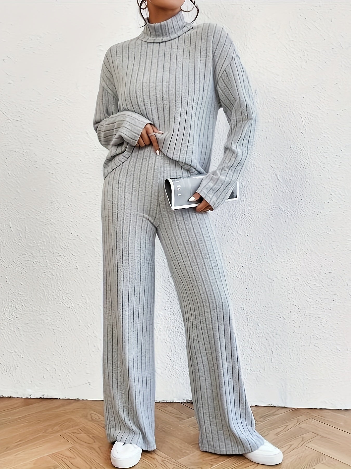Stilla | Dame ensemble bestående af en turtle neck top og et bredt skåret par bukser