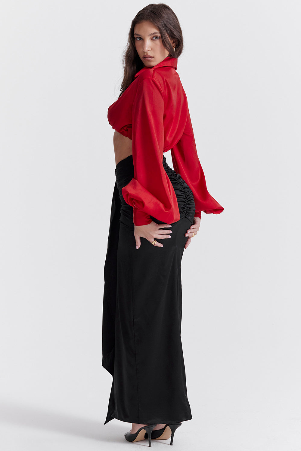 Stilla | Cherry Silke Blouson Top Med Draperet Silke Maxi Nederdel