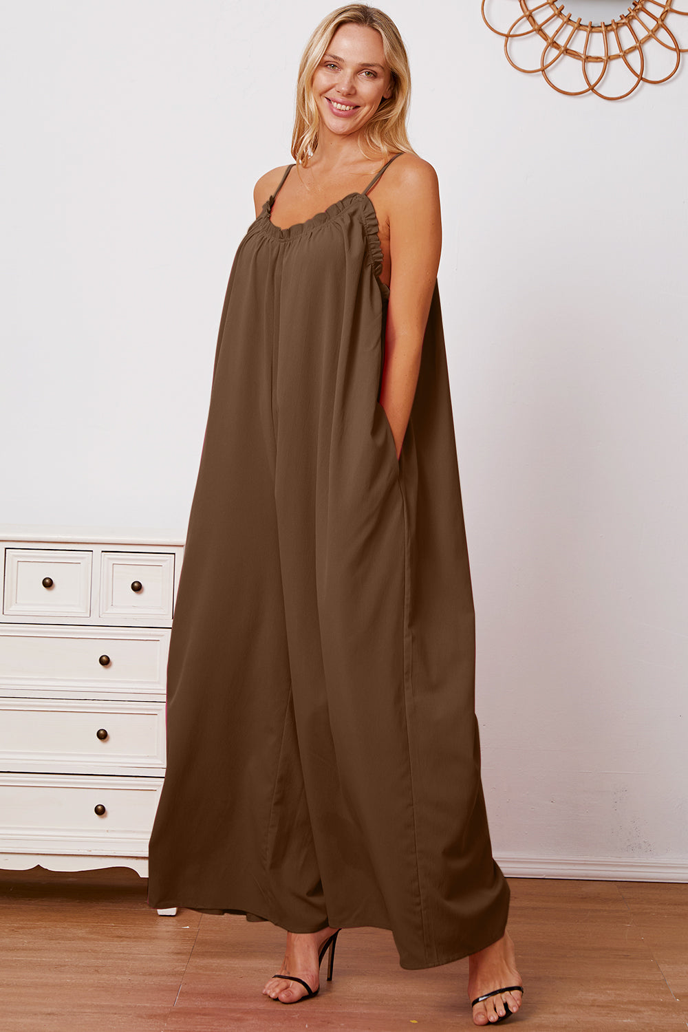 Stilla | Tag Full Size Ruffle Trim Tie Back Cami Jumpsuit Med Lommer