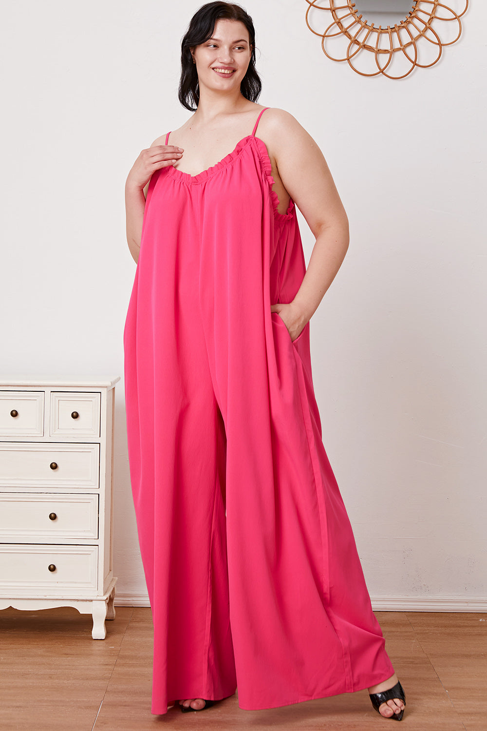 Stilla | Tag Full Size Ruffle Trim Tie Back Cami Jumpsuit Med Lommer