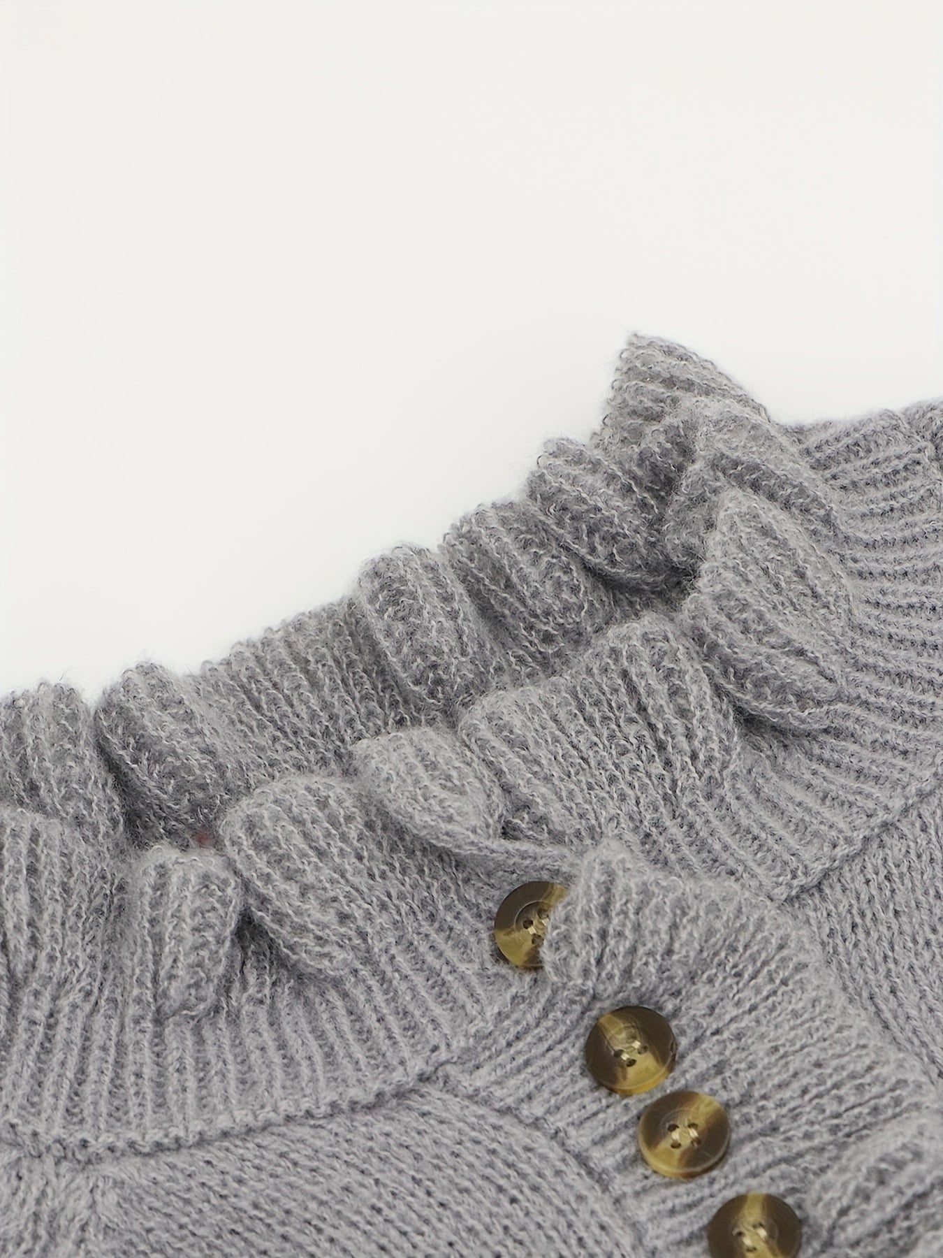 Stilla | V-hals sweater med flæser i bunden med knapper