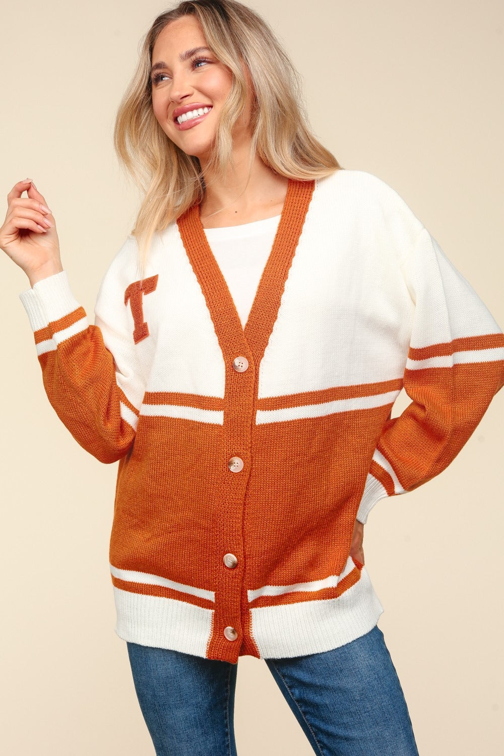 Stilla | Full Size V Hals Knappet Ned Bogstav Patch Cardigan