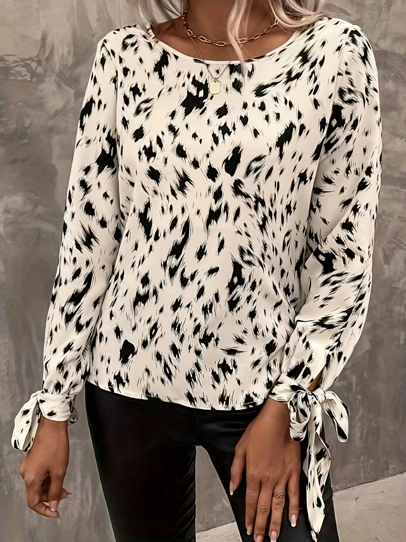 Stilla | Elegant Bluse Med Lange Ærmer Og Bundet Manchetter