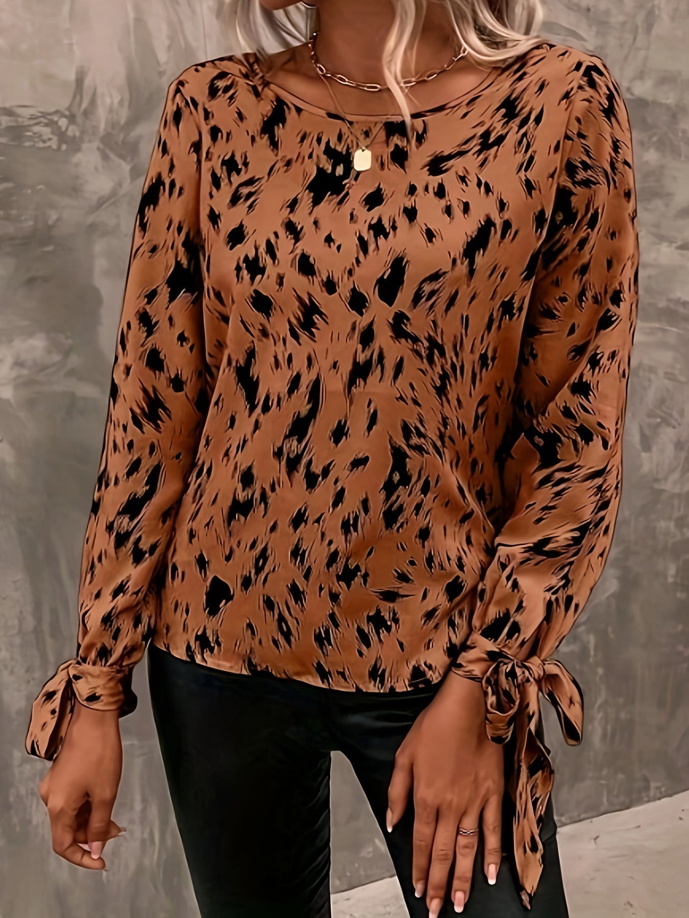 Stilla | Elegant Bluse Med Lange Ærmer Og Bundet Manchetter