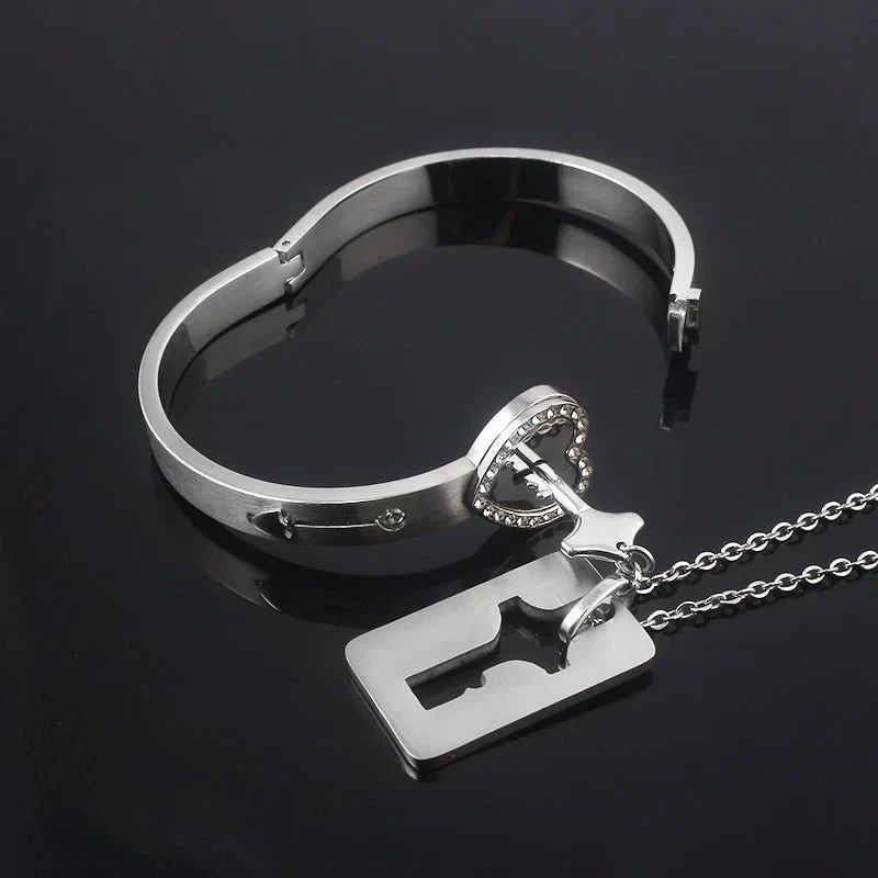 Stilla | Love Jewelry Armbånd og halskæde i rustfrit stål med nøgle