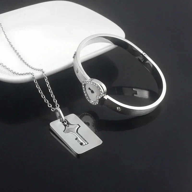 Stilla | Love Jewelry Armbånd og halskæde i rustfrit stål med nøgle
