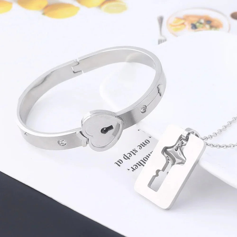 Stilla | Love Jewelry Armbånd og halskæde i rustfrit stål med nøgle