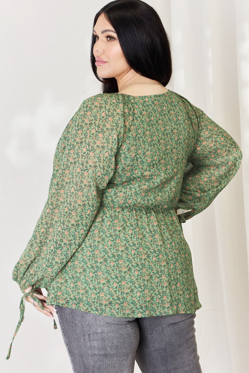 Stilla | Fuldt Størrelse Blomstret Surplice Peplum Bluse