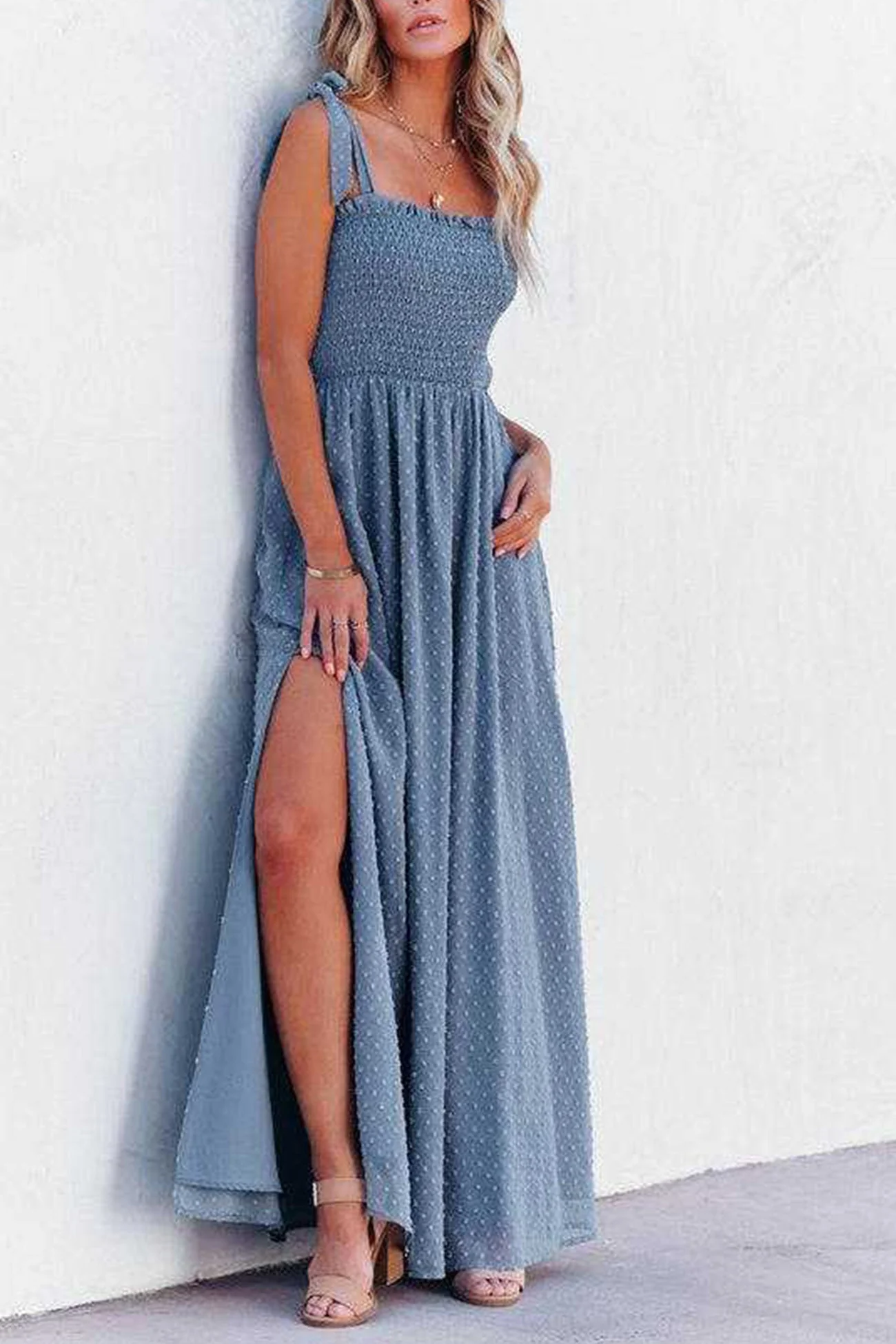 Stilla | Kjole i Jacquard Chiffon med Slidsede, Rynkede og Bundet Stropper