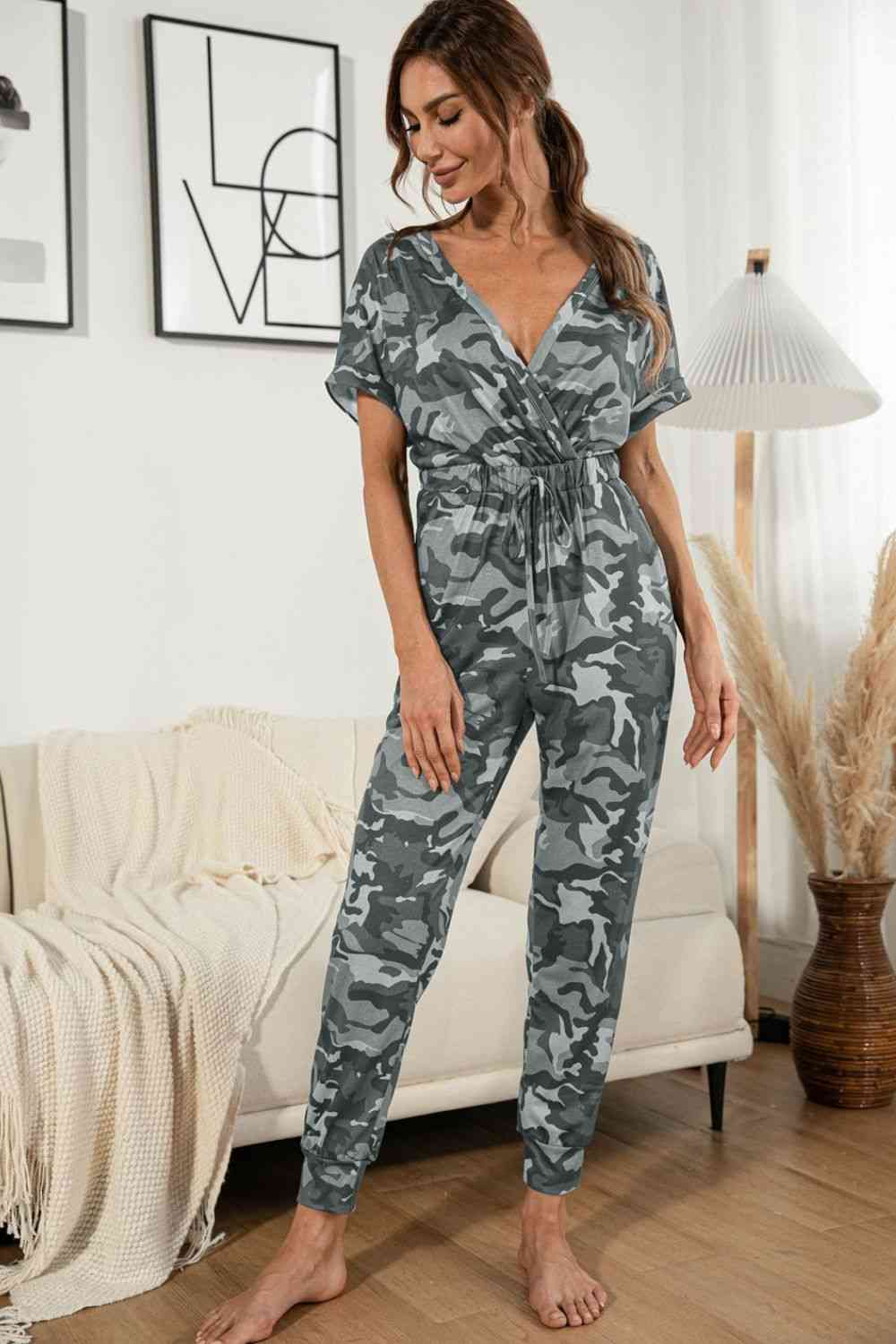 Stilla | Halsbundet Kortærmet Jumpsuit